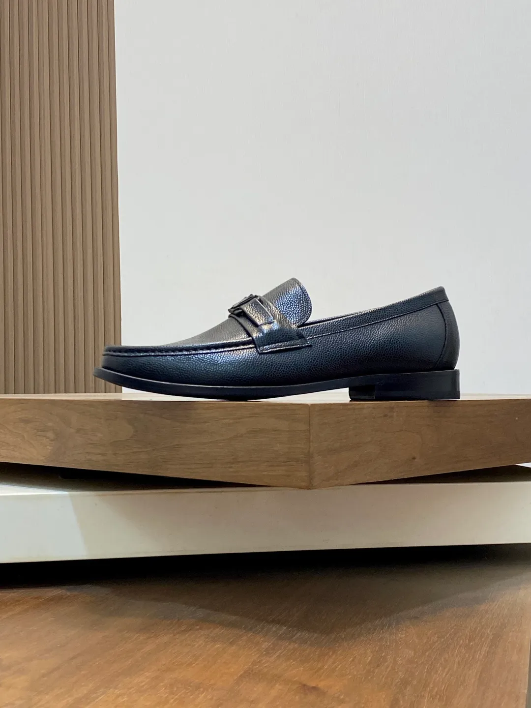 💰920 LV GLOVE slip-on loafers, top quality products produced in Guangzhou, ready for sale! These LV Glove loafers are made of selected soft crystal sheep leather. The leather surface has a slightly wrinkled texture and a very high-end texture. Each pair is unique. The leather surface is light and soft, with a delicate texture and good luster. It is a classic loafer style, with exquisite handmade mark stitching on the toe, and a square toe configuration to highlight the classic style. The horizontal band has hot-printed LV three-dimensional letters, semi-solid handcrafts and a genuine leather outsole, and a rubber patch on the heel to create wear-resistant performance and comfort. One of the must-have loafers for men! Comes with full original packaging! Code number: 39-40-41-42-43-44 (45 customized) standard leather shoe code